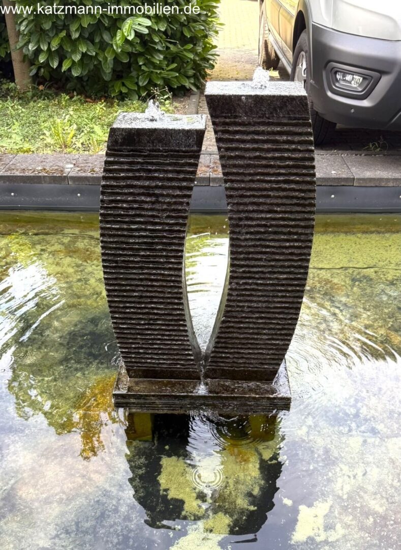 Springbrunnen vro dem Gebäude