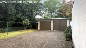 Hof mit Doppelgarage u. Stellplatzmöglichkeiten