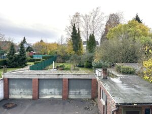 MFH - Blick in den Garagenhof u. Garten