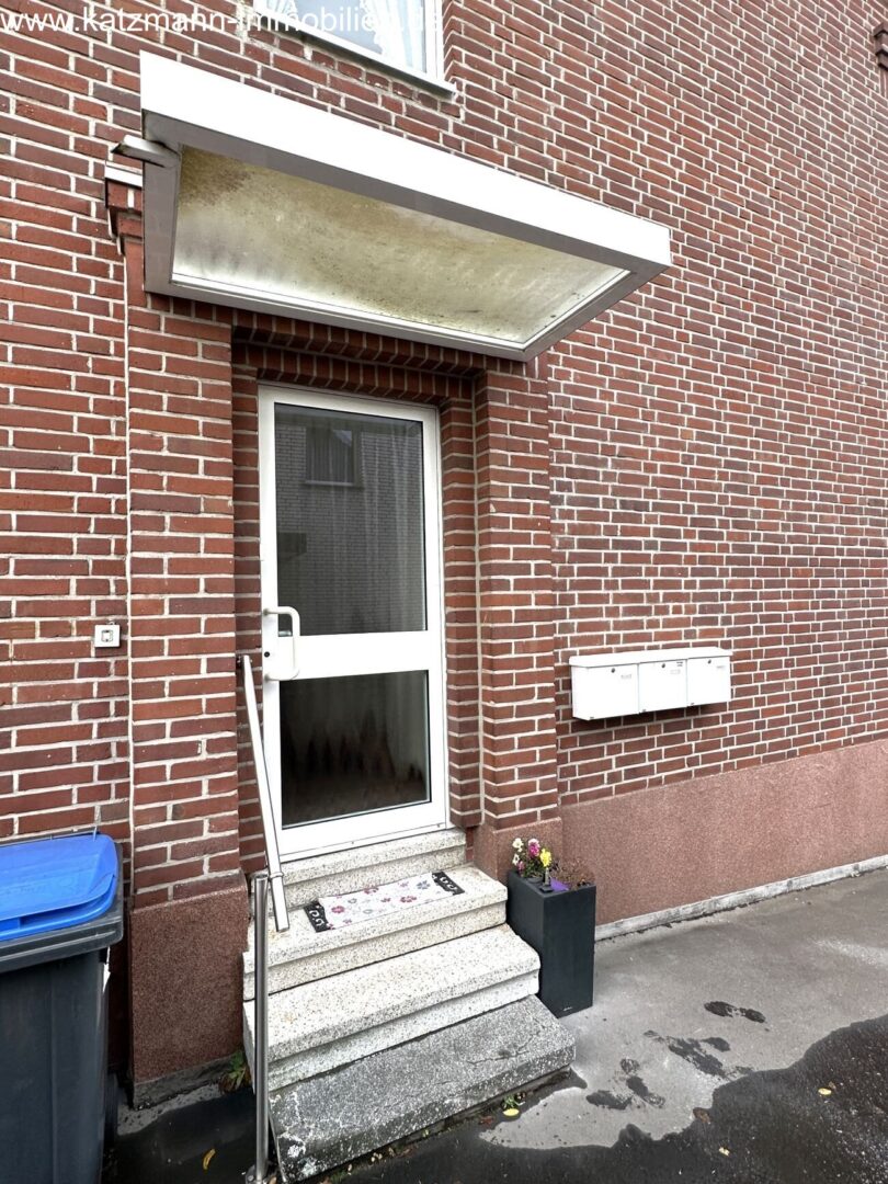 MFH / Eingang Wohnung OG u. DG
