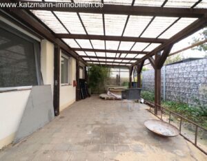 Überdachter Terrassenbereich hinter dem Lagerraum