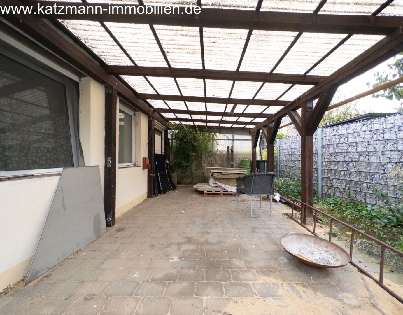 Überdachter Terrassenbereich hinter dem Lagerraum
