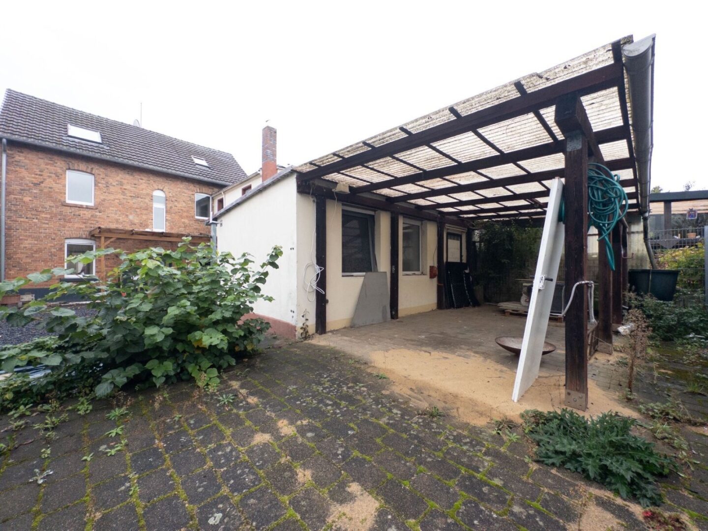 Überdachter Terrassenbereich hinter dem Lagerraum