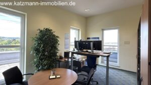 Staffelgeschoss rechts - Büro (Zugang zur Terrasse)