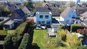 Haus mit Garten - Drohnenaufnahme