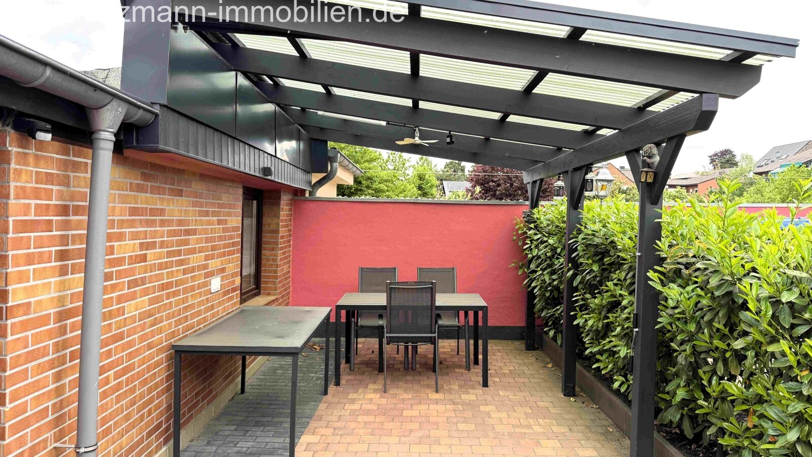 Überdachte Terrasse im Anbau