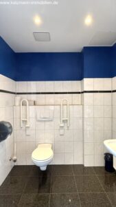 Behinderten-WC (barrierefrei, in der Eingangshalle)