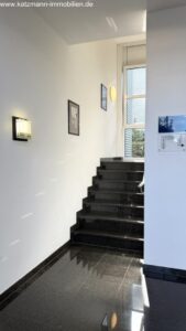 Eingangshalle - Treppe zum OG (sw Marmor)